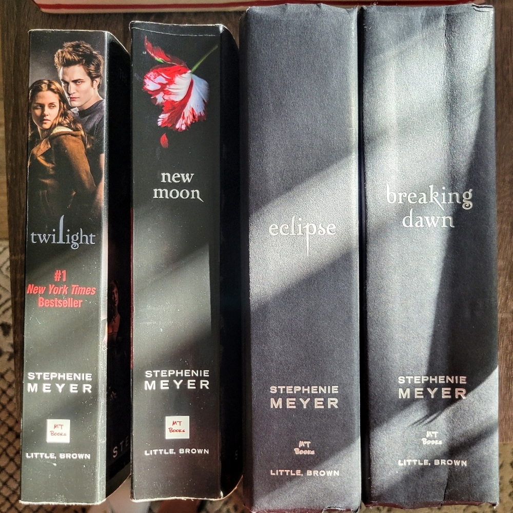 Twilight Saga Book &DVD Series With Rare 2010 Twilight Fan Magazine